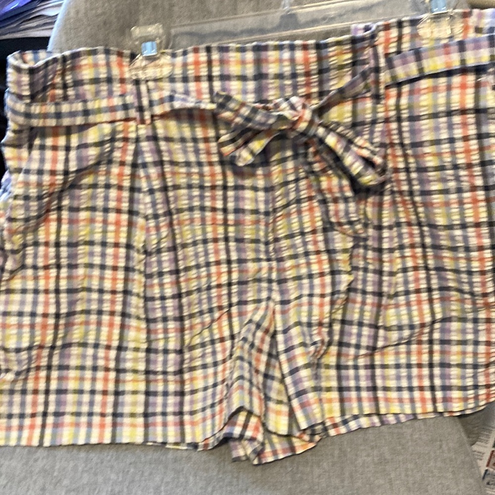 Like new pastel print shorts with waist tie